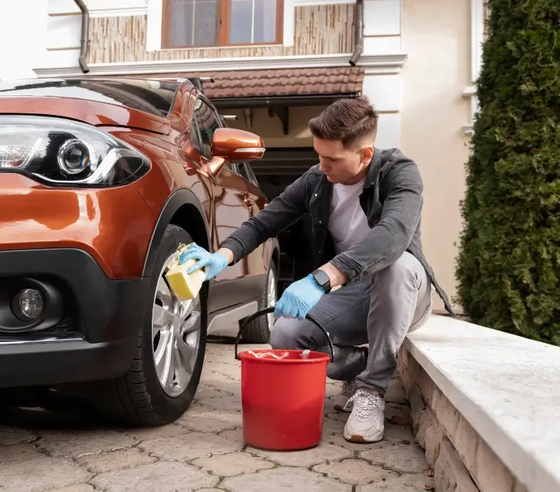 Lavage auto à domicile Saint-Hilaire-de-Briouze : professionnel intervenant sur un véhicule